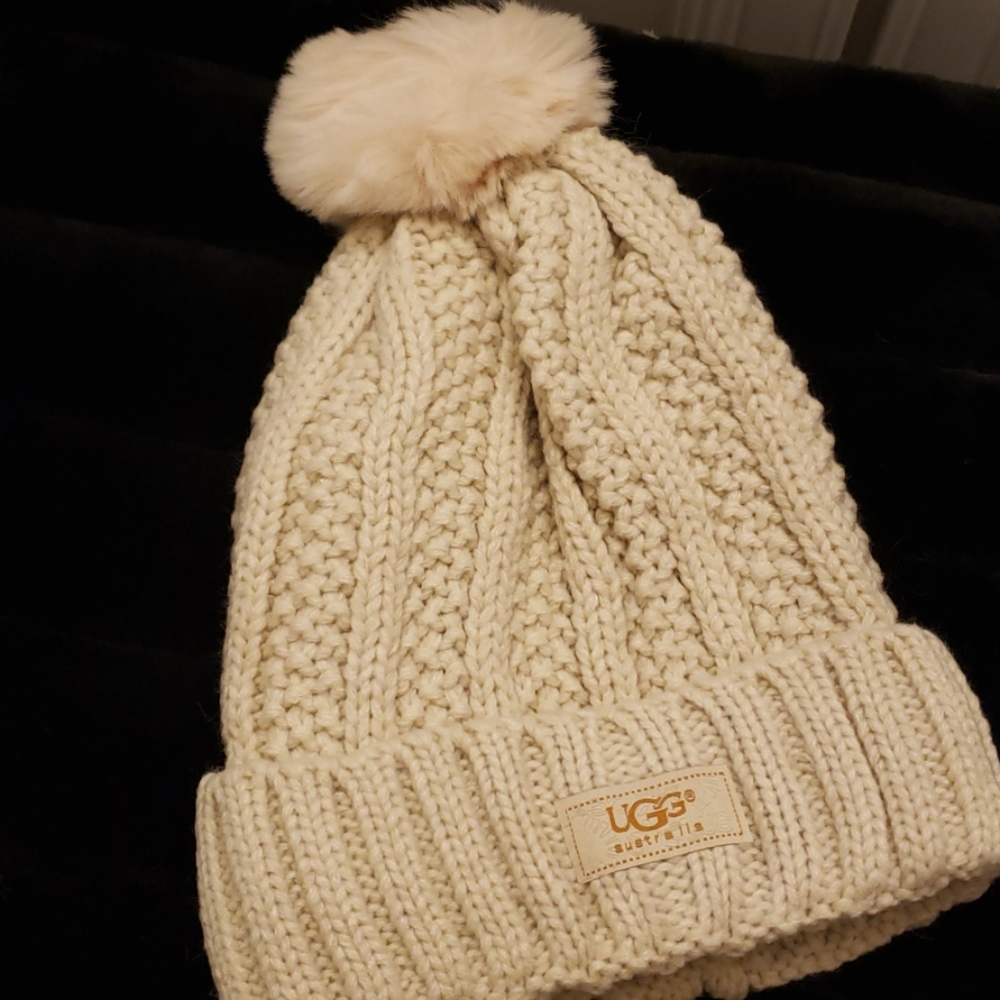 UGG HAT AND INFINITY SCARF, GLOVES SET NEW - Picture 3 of 7